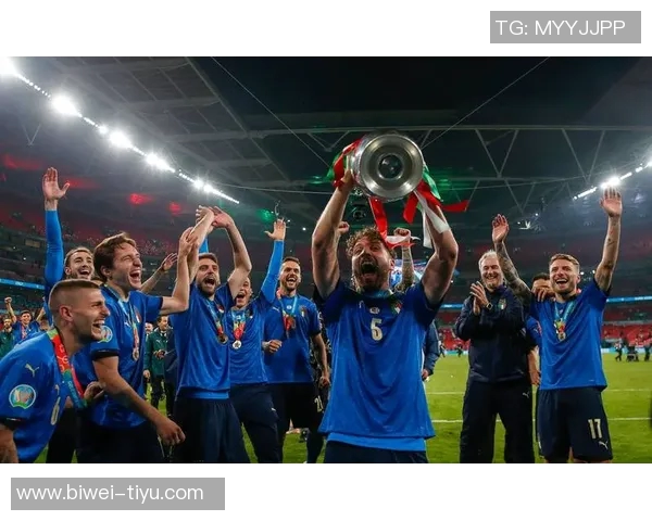 意大利足球队海报发布多纳鲁马巴雷拉雷特吉携手展现无悔拼搏精神